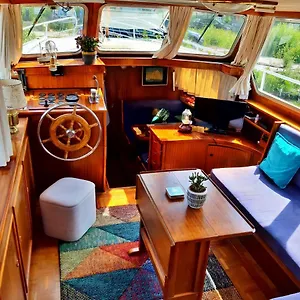 https://motor-yacht-amstelle.thehaguehotels.net